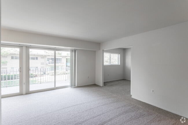 1 BR w Den, 1 BA - 740 SF - Barcroft Plaza Apartments