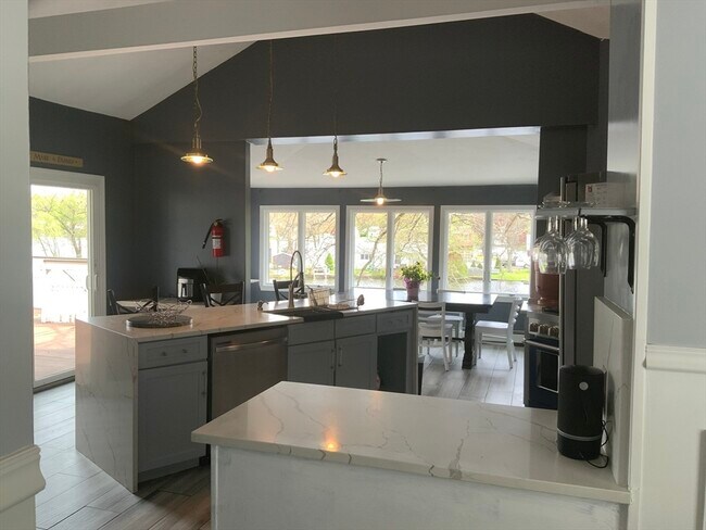 Foto del edificio - 131 Lakeshore Dr