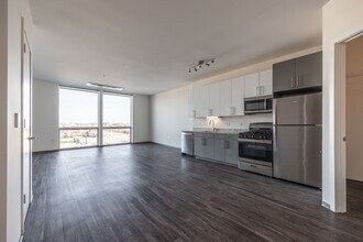 Building Photo - 2340 N California Ave