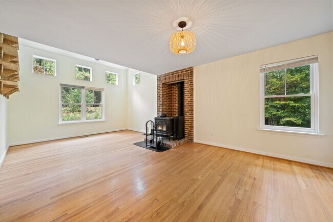 Building Photo - Gorgeous Renovated 3 BD/2.5 Bath+Bonus Roo...