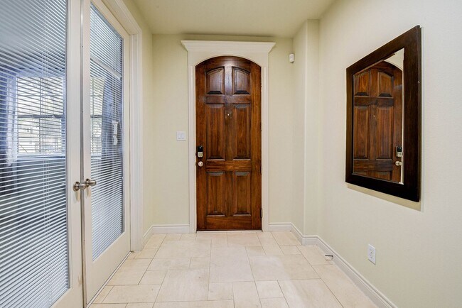 Building Photo - Luxurious Home with Stunning Houston Skyli...