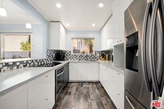 Foto del edificio - 1734 N Fuller Ave