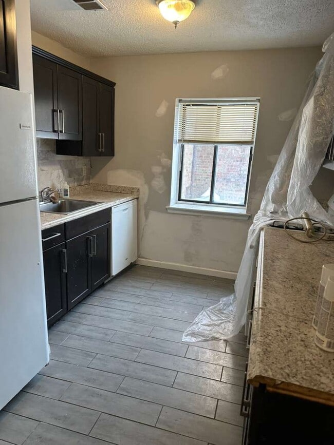 Building Photo - 402 Kennedy Dr