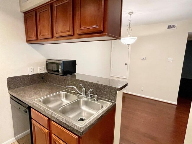 Building Photo - 700 Thicket Ln