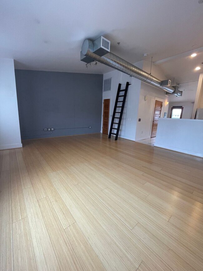 Building Photo - Stylish Studio Available now!