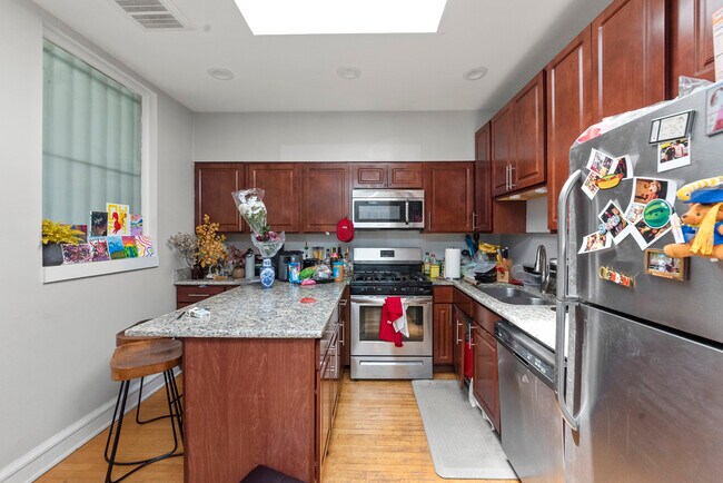 Foto del edificio - 1545 W Addison St