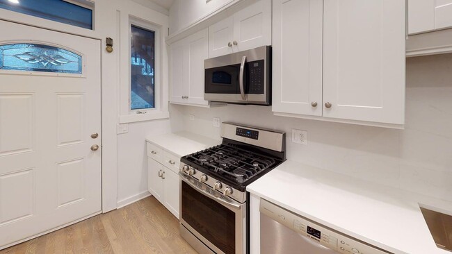 Building Photo - 2737 W Lunt Ave