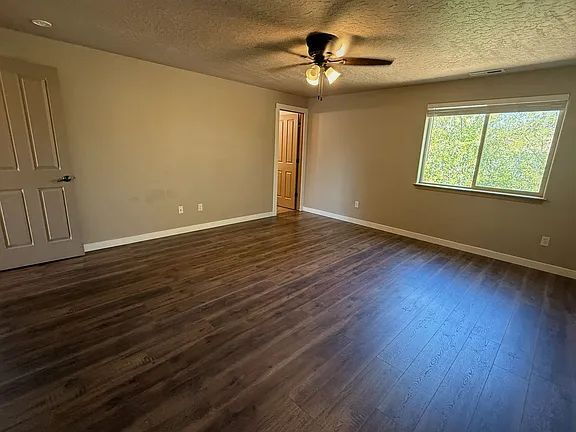 Building Photo - "Charming 3-Bedroom Retreat in La Pine with Cozy Fireplace and Spacious Living!"