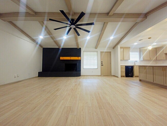 Building Photo - Honey I'm Home, 3 bedroom 2 Bath Newly Remodeled