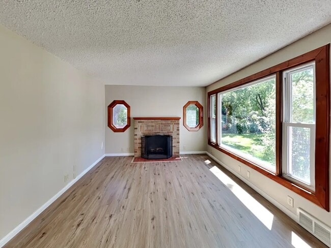 Building Photo - 8502 Goodhue St NE