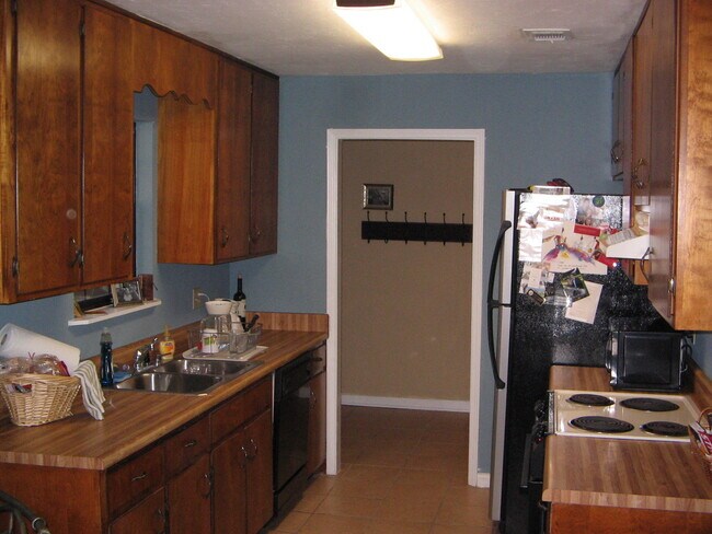 Building Photo - Well Maintained Single Family Home Availab...