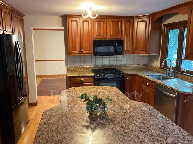 Building Photo - 471 Manordale Rd