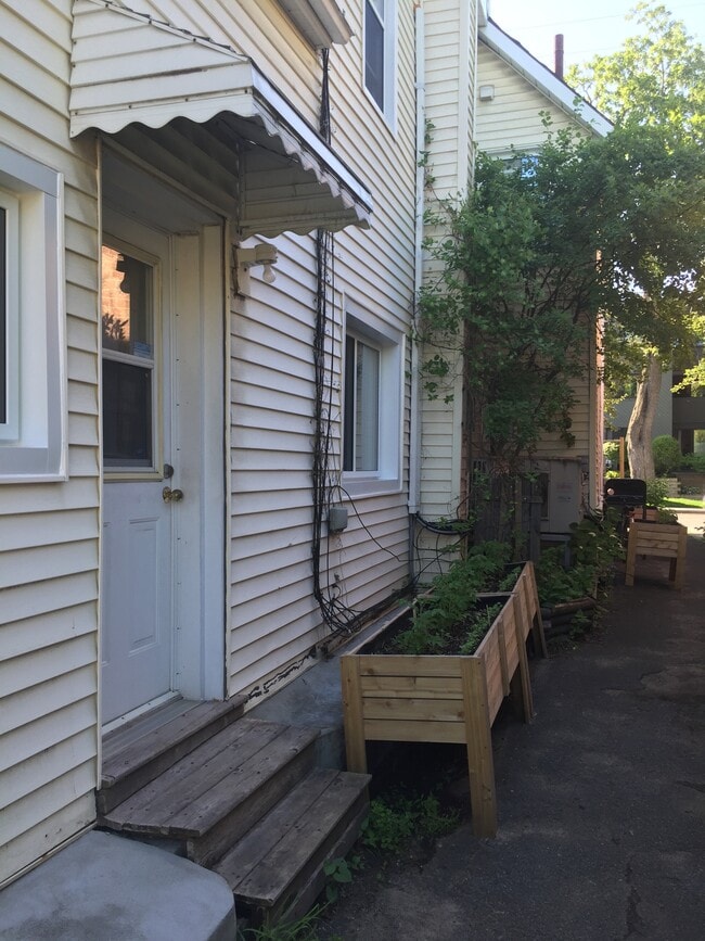 Private entrance, available spring to fall - 129 Waverley St