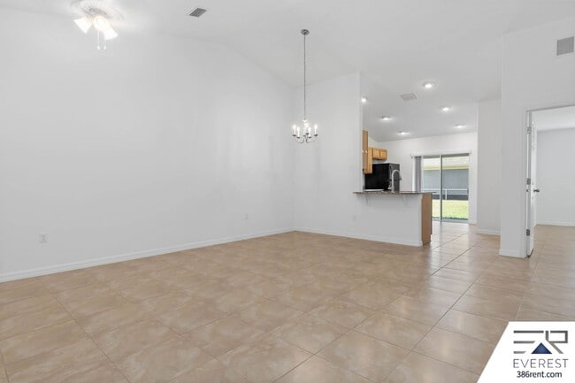Foto del edificio - LIKE NEW 3/2/1 TOWNHOUSE IN BEAUTIFUL SEMINOLE WOODS