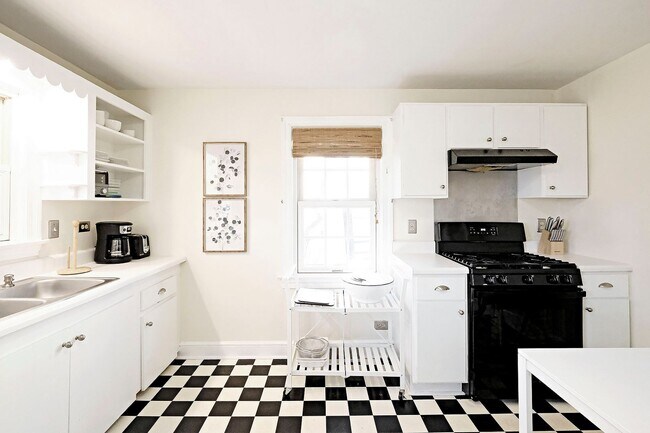 Building Photo - Charming City Cottage With Fenced Yard