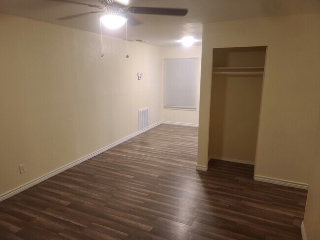 Building Photo - 1112 Sierra Dr