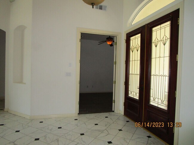 Building Photo - Seven Oaks Grand Island