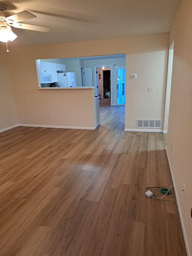 Vinyl plank floors throughout - 2361 Hotchkiss St