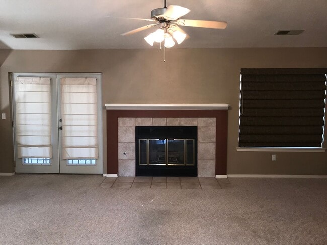 Building Photo - 3 bed 2 full bath