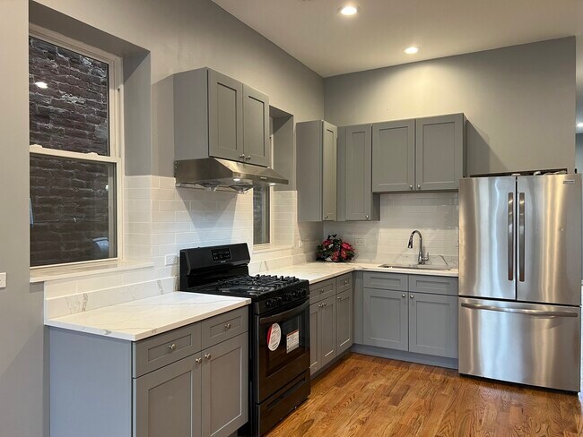 Foto del edificio - 303 W 24th St