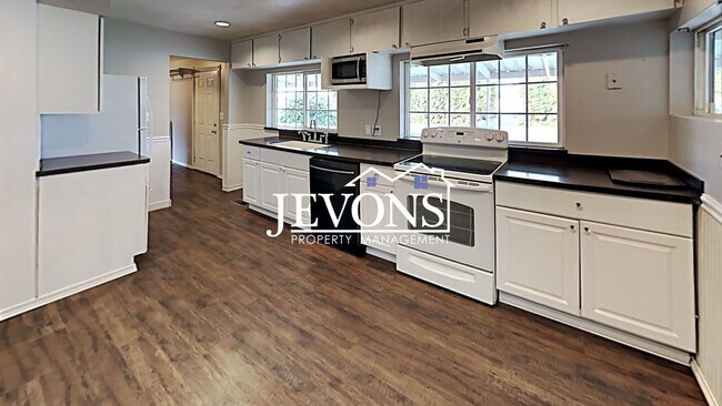 Building Photo - Landscaping and water included - Spacious ...