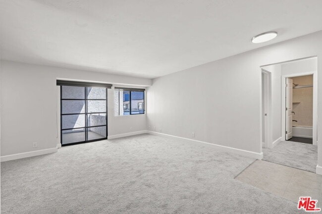 Building Photo - 10982 Roebling Ave