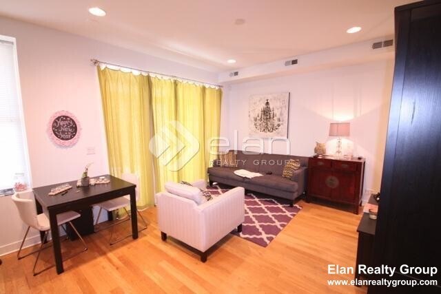 Foto del edificio - 1919 W Armitage Ave