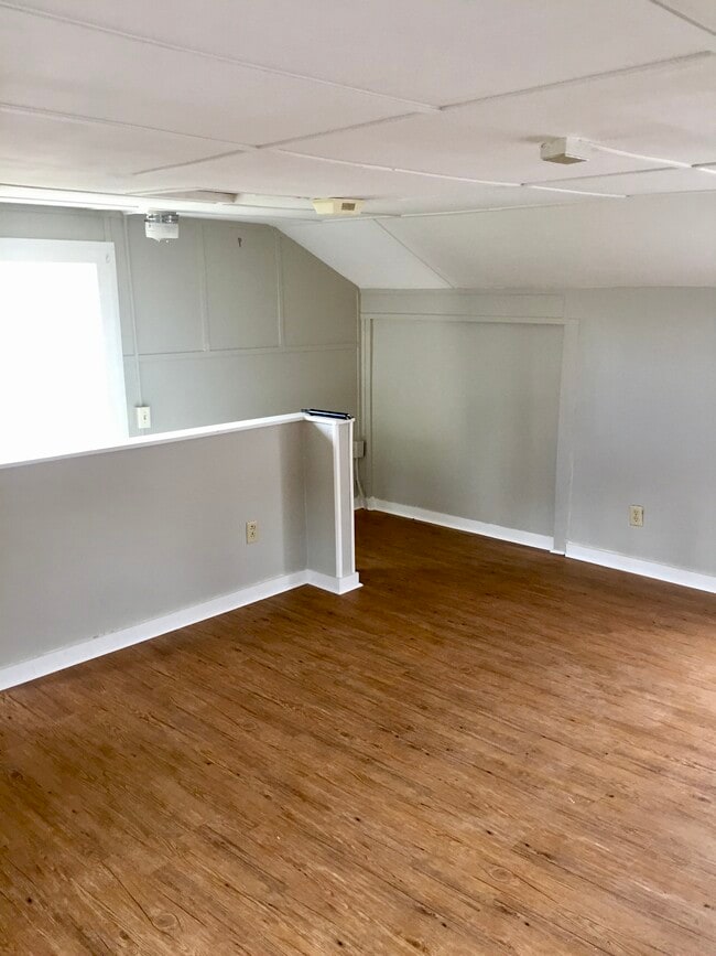 Building Photo - 409 N George St