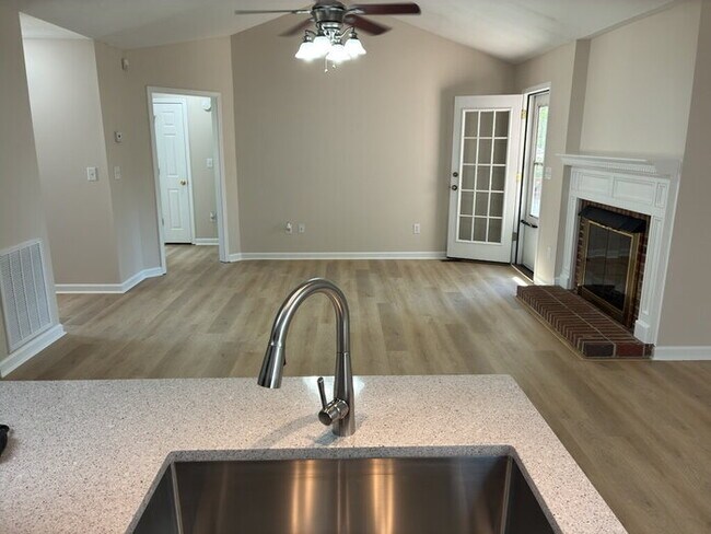 Foto del edificio - 122 Woodbridge Ct