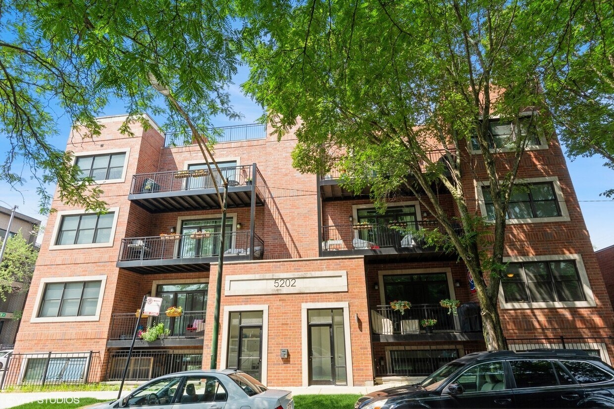 Primary Photo - 5202 N Oakley Ave