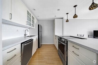 Building Photo - 2881 NE 33rd Ct