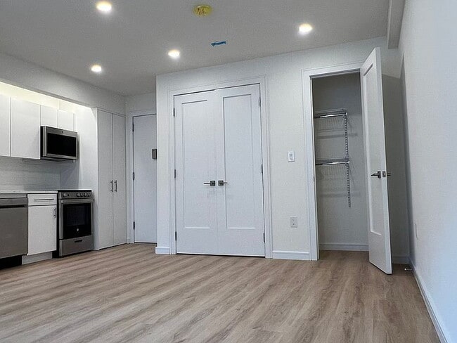 Building Photo - "Charming Sunnyside Retreat: 1-Bedroom Haven with Elegant Granite & Hardwood Touches!"