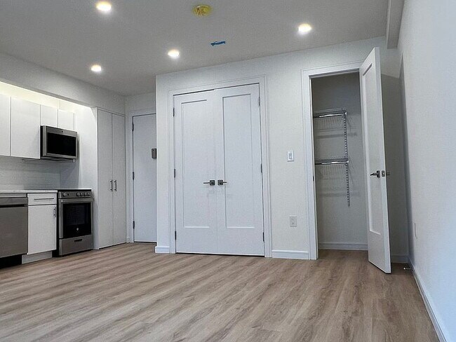 Foto del edificio - "Charming Sunnyside Retreat: 1-Bedroom Haven with Elegant Granite & Hardwood Touches!"