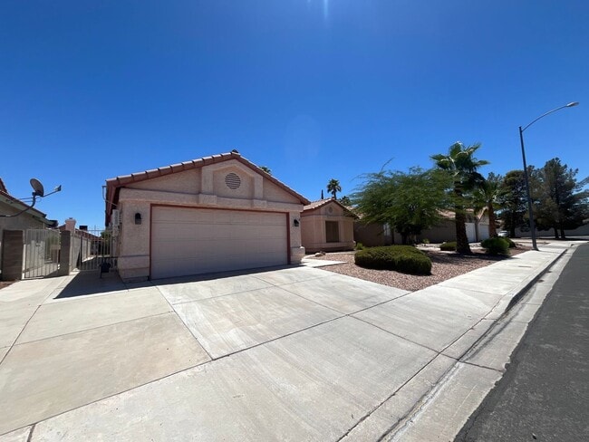 Building Photo - Bright & Beautifully Renovated 3 Bed, 2 Ba...