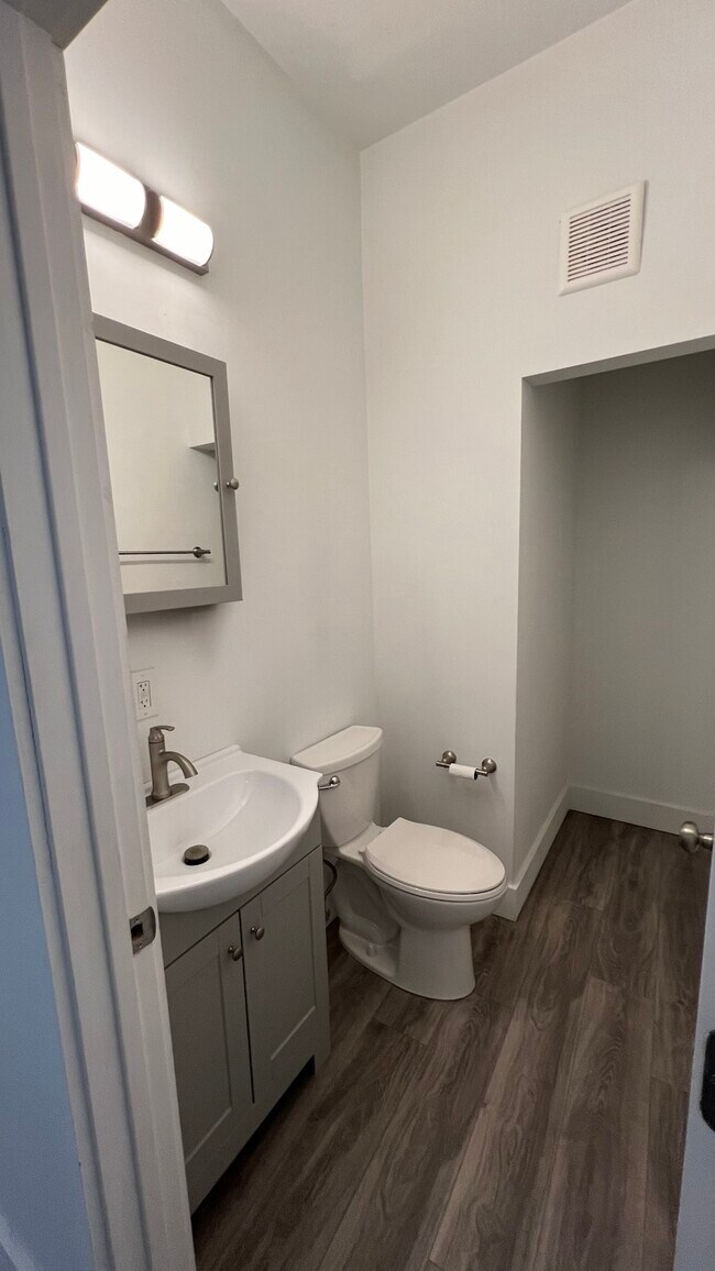 Building Photo - 438 Linden St