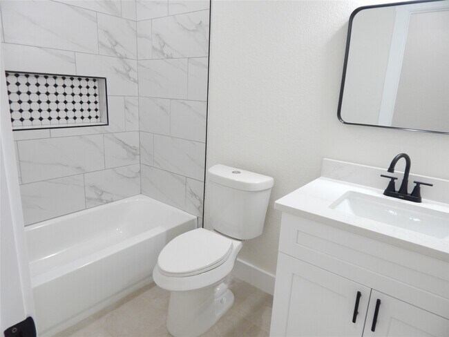 Foto del edificio - 16971 W Juneau St