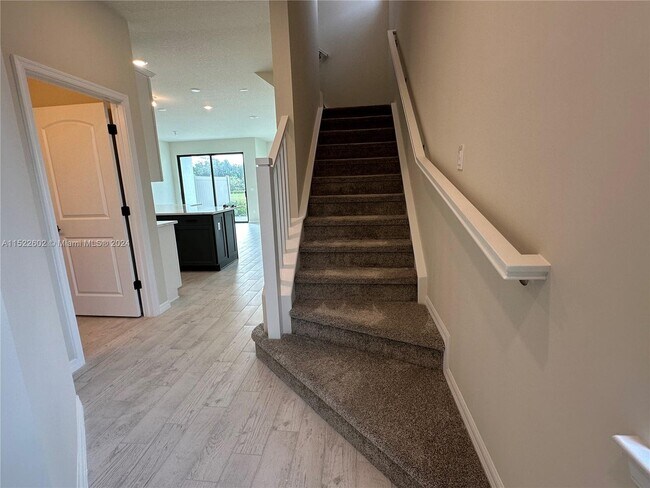 Building Photo - 2208 Appleton Cir S