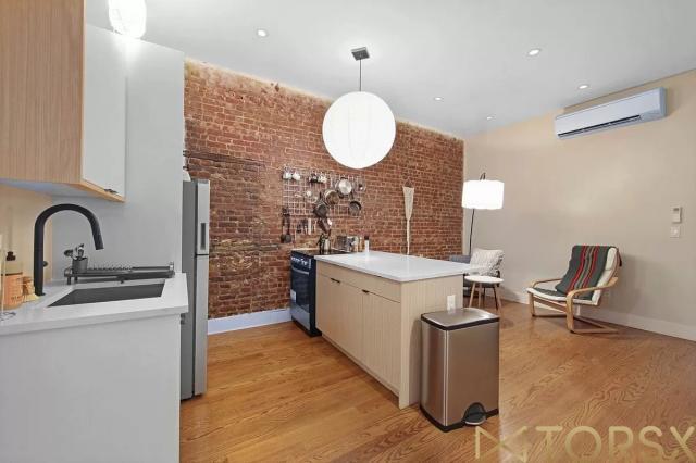 Foto principal - 3 bedroom in BROOKLYN NY 11206