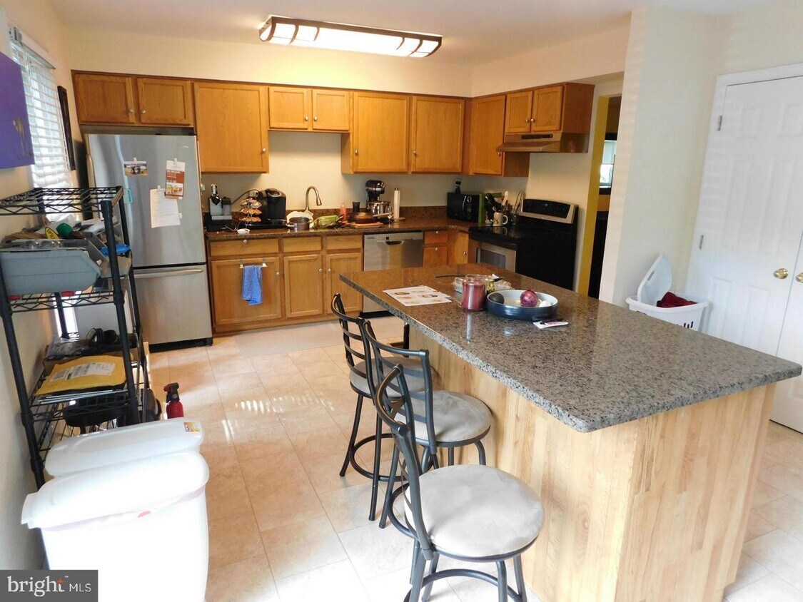 Primary Photo - 221 Greenfield Ct
