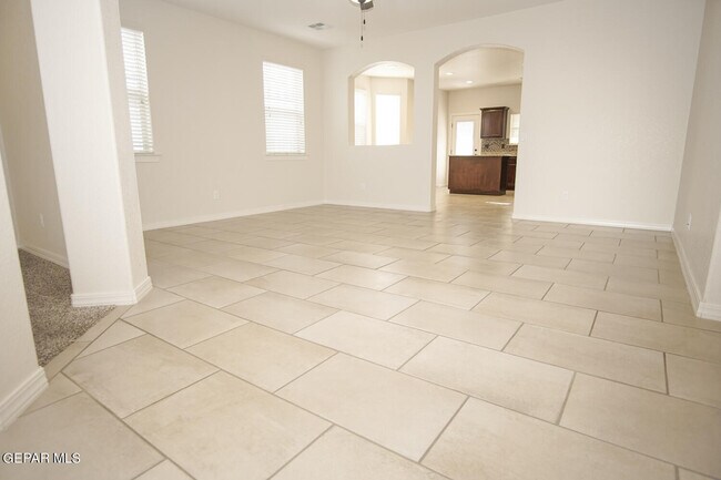 Foto del edificio - 323 Covington Ridge Way