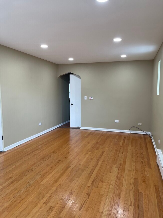 Dining room - 2751 N Mont Clare Ave