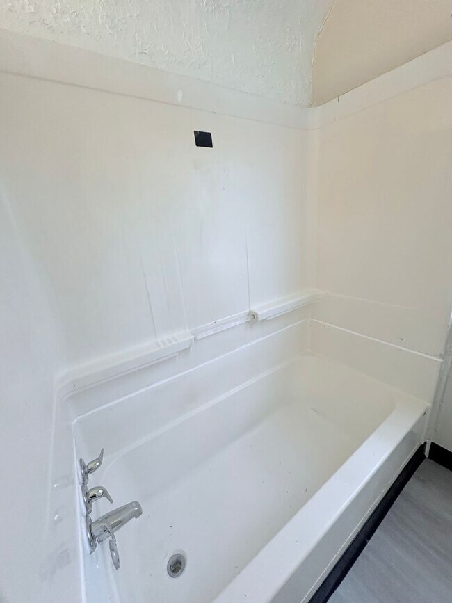 Foto del edificio - Charming 4-bedroom, 1-bathroom home located in the vibrant city of Cleveland