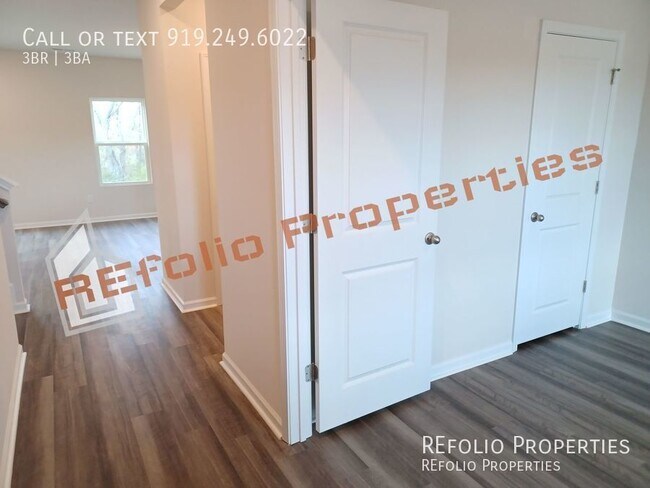 Foto del edificio - Beautiful Brand New 3 BR 2 Car-Garage Home...