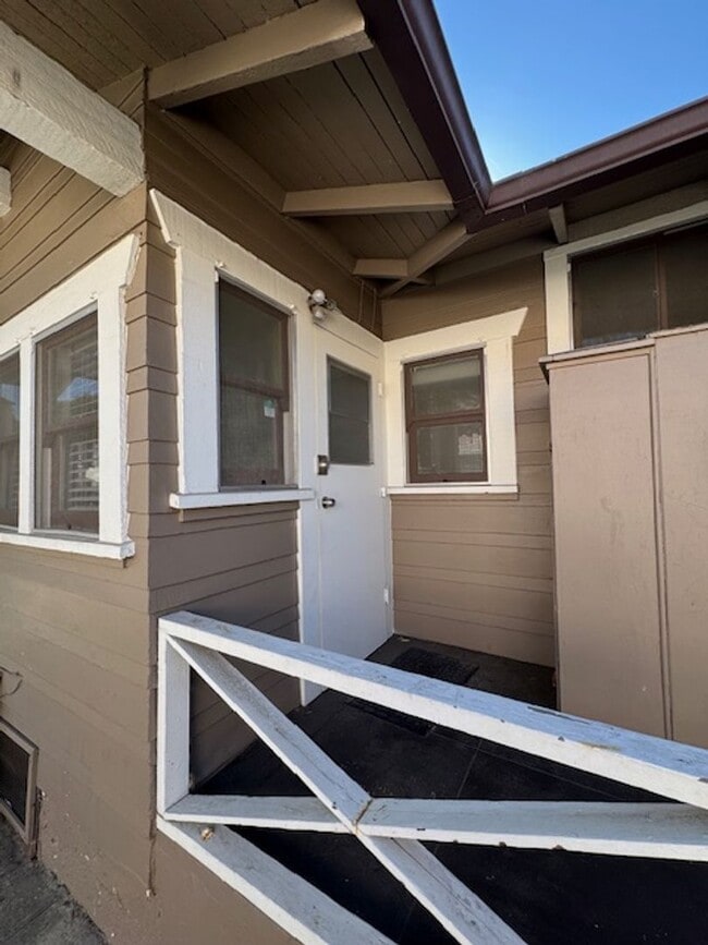 Foto del edificio - 3811 E 10th St