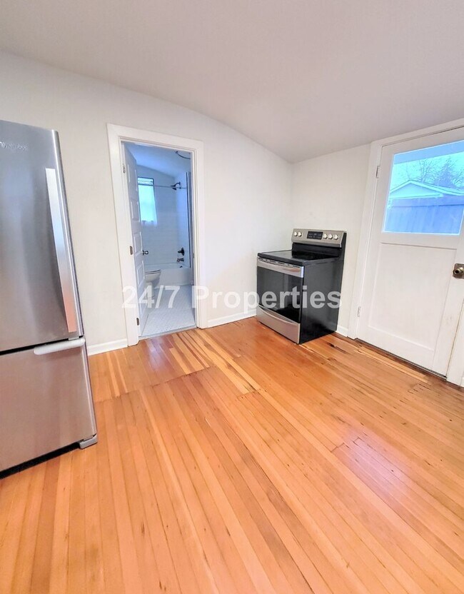 Building Photo - Classic 1 BD | 1 BA Cottage w/ Fenced Yard - SE Portland