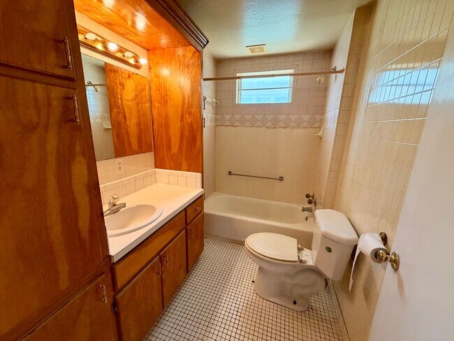 Foto del edificio - 3 Bedroom and 1.5 Bathroom Home in Shawnee for rent!