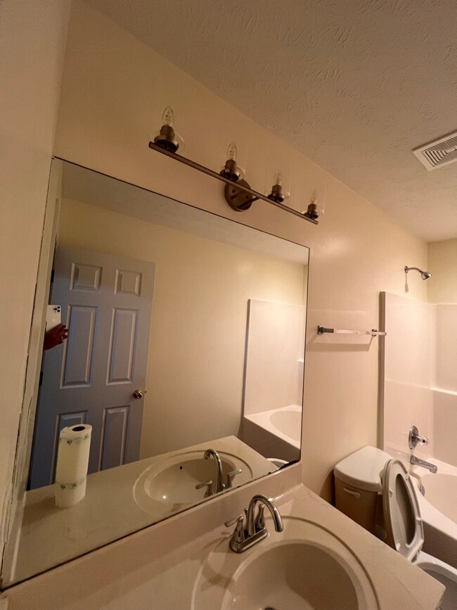 Foto del edificio - 3241 Wade St