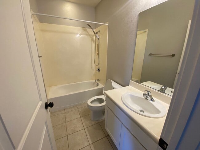 Building Photo - Charming townhome close to downtown Livermore