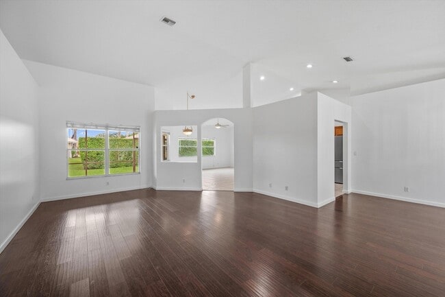 Building Photo - 106 Fernwood Crescent