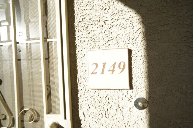 Foto del edificio - SHOWINGS START 4/1/2025